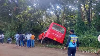 ಮುಂಡಗೋಡ: ಮಳಗಿ ಬಳಿ  ವಿದ್ಯುತ್ ಕಂಬಕ್ಕೆ ಡಿಕ್ಕಿ ಹೊಡೆದ
ಕೆಎಸಆರ್ ಟಿ ಸಿ ಬಸ್,ಪ್ರಯಾಣಿಕರು ಪಾರು
