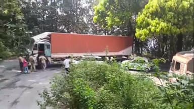 വെെത്തിരി: ദേശീയപാതയിൽവയനാട് ചുരത്തിൽ കണ്ടെയ്നർ ലോറി കുടുങ്ങി രൂക്ഷമായ ഗതാഗത തടസ്സം