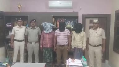 লালগোলা: অবৈধভাবে ভারতে অনুপ্রবেশ, লালগোলায় তিনজন গ্রেপ্তার বারোটা নাগাদ আদালতে পাঠানো হয় লালগোলা থানা থেকে