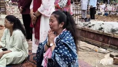 গুৱাহাটী: সোনাপুৰৰ জুবিন গাৰ্গৰ ক্ষেত্ৰত উপস্থিত পত্নী গৰিমা শইকীয়া গাৰ্গক আৰু ভগ্নী পামী বৰঠাকুৰ