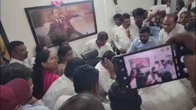 ಶೋರಾಪುರ: ನಗರದ ಅಂಬೇಡ್ಕರ್ ವೃತ್ತದ ಹಿಂಭಾಗದಲ್ಲಿನ ಭೂಮಿ ಮಂಜೂರಾತಿಗಾಗಿ ಹೋರಾಟಗಾರರಿಂದ ಬೆಂಗಳೂರಲ್ಲಿ ಸಚಿವ ಎಚ್.ಸಿ ಮಾದೇವಪ್ಪ,ಪ್ರಿಯಾಂಕ ಖರ್ಗೆಗೆ ಮನವಿ