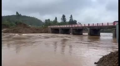 పాడేరు:మండలంలో బొక్కెళ్ల వద్ద వరదనీటికి మునిగిన కాజ్వే,నిలిచిన రాకపోకలు,హైలెవెల్ వంతెన వినియోగంలో తేవాలని వినతి