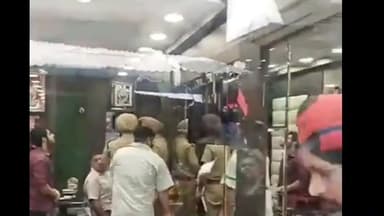 ਜਲੰਧਰ 1: ਜਲੰਧਰ ਦੇ ਭਾਰਗੋ ਕੈਂਪ ਵਿਖੇ ਵੀਜੇ ਜਵੈਲਰੀ ਦੀ ਦੁਕਾਨ ਨੂੰ ਲੁਟੇਰਿਆਂ ਨੇ ਬਣਾਇਆ ਨਿਸ਼ਾਨਾ