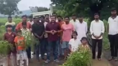 माहूर: सारखणी-भगवती गावच्या रस्त्याची दुरवस्था;प्रशासनाचे लक्ष वेधण्यासाठी गावकऱ्याचे शालेय विद्यार्थ्यांसह आंदोलन #Video Viral