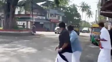 കണ്ണൂർ: പടന്നപ്പാലത്ത് മന്ത്രി വി.എൻ വാസവനെതിരെ യുവമോർച്ച പ്രവർത്തകർ കരിങ്കൊടി കാട്ടി