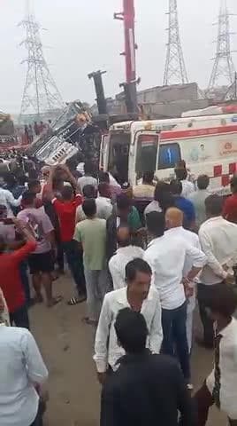 सागौर पीथमपुर में बड़ा हादसा रेलवे ब्रिज निर्माण में क्रेन पलटी