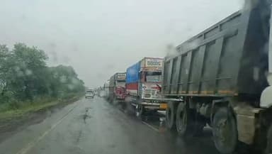 કપડવંજ: કપડવંજ ફાટક પર ટ્રક ખોટકાતા વાહનચાલકો અટવાયા