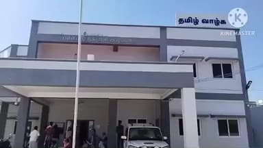 அரவக்குறிச்சி: பள்ளப்பட்டி நகராட்சி அலுவலகத்தில் அடிப்படை வசதி சாக்கடை நீர் பிரச்சனைக்கு தீர்வு வேண்டி பொதுமக்கள் அலுவலகம் முன்பு அமர்ந்து போராட்டத்தில் ஈடுபட்டனர