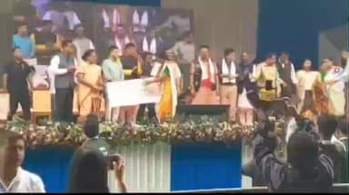 শদিয়া: শদিয়াত ৰাজ্যৰ মুখ্যমন্ত্ৰী হিমন্ত বিশ্ব শৰ্মা,
মহিলা উদ্যমিতা আঁচনিৰ অধীনত চেক বিতৰণ মুখ্যমন্ত্ৰীৰ