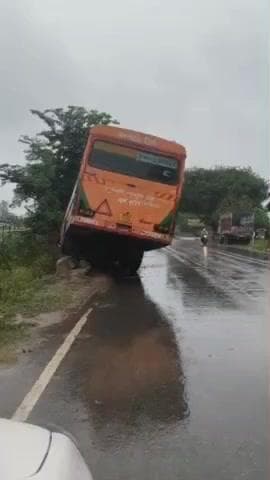 पयागपुर: मछियाही के पास गोंडा से बहराइच जा रही बस अनियंत्रित होकर गड्ढे में लटकी, लोग बाल-बाल बचे