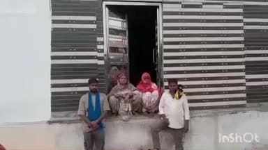 हाथरस: मधुगड़ी में रेलवे लाइन पार आठ दिन पहले लाखों रुपए की चोरी के मामले में पीड़ित परिवार ने हाथ जोड़कर CM से की गुहार