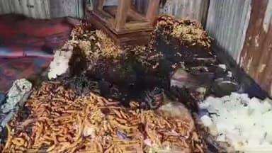 चौपारण: चौपारण डेली मार्केट में असामाजिक तत्वों का तांडव, संतोष गुप्ता की दुकान में लगाई आग