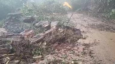 తుఫాన్ దాటికి పాడేరు ఘాట్ వంజంగి కాంతమ్మ వ్యూ పాయింట్ వద్ద భారీగా దొర్లు కొచ్చిన బండ రాళ్లు నిలిచిపోయిన రాకపోకలు