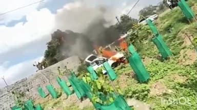 அன்னூர்: எல்லப்பாளையம் பிரிவு பகுதியில் கார் சாலையோர தடுப்பு சுற்றில் மோதி தீப்பற்றி எரிந்து விபத்து