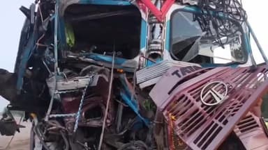 দাঁতন ১: দাঁতনে কন্টেনারের পেছনে ধাক্কা লরির,গাড়ির মধ্যে আটকে থাকলো চালক!