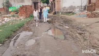 घिरोर: घिरोर के कोसमा हिनूद में जल भराव से ग्रामीणों ने किया प्रदर्शन, मैनपुरी जिलाधिकारी से सफाई करने की मांग