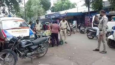 📍कटनी शहर में #नो_एंट्री में बड़े बड़े ट्रक आ सकते हैं?? लेकिन रोड किनारे सब्जी बेचने वाले व्यपार नहीं कर सकते??
#नगर_निगम कटनी में आम जनता के सेवक बनने वाले कहा है अगर यह अतिक्रमण है तो उचित स्थान दीजिए, किसी गरीब का सामान ज़ब्त करना, उस