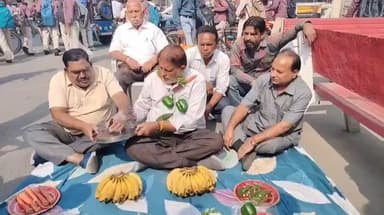 ਬਠਿੰਡਾ: ਪਰਸ ਰਾਮ ਨਗਰ ਚੌਕ ਵਿਖੇ ਸਬਜੀ ਦੇ ਵਧੇ ਰੇਟਾਂ ਦੇ ਚਲਦੇ ਸਾਬਕਾ ਐਮਸੀ ਦਾ ਅਨੋਖਾ ਪ੍ਰਦਰਸ਼ਨ