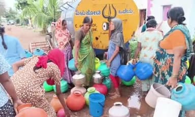 ಗದಗ: ನಗರದಲ್ಲಿ ಮುಂದುವರಿದ ನೀರಿನ ಸಮಸ್ಯೆ, ಟ್ಯಾಂಕರ್ ನೀರಿಗಾಗಿ ಮುಗಿಬಿದ್ದ ಸಾರ್ವಜನಿಕರು, ಆಡಳಿತ ವರ್ಗದವರ ವಿರುದ್ದ ಆಕ್ರೋಶ