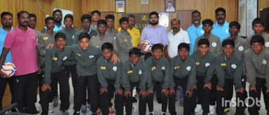 தேனி: 3ம் தேதி சத்தீஸ்கர் கால்பந்து போட்டியில் பங்குபெறும் சப் ஜூனியர் தமிழ்நாடு அணி மாணவர்களை கலெக்டர் வாழ்த்தினார்