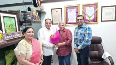 भाजप मुंबई अध्यक्ष अमीत साटम यांनी दिग्दर्शक महेश कोठारे यांची घेतली भेट