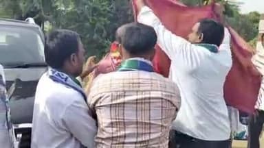 పులివెందుల: ఇడుపులపాయలో మెడికల్ కాలేజీలను ప్రైవేటీకరణ చేయాలన్న రాష్ట్ర ప్రభుత్వ నిర్ణయాన్ని వ్యతిరేకిస్తూ వైసీపీ సంతకాల సేకరణ