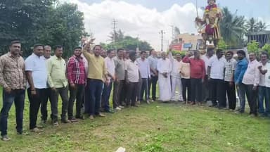 ರಾಮನಗರ: ಬೈರಮಂಗಲ ಕ್ರಾಸ್ ನಲ್ಲಿ ಕೆಂಪೇಗೌಡರ ಪುತ್ಥಳಿ ಅನಾವರಣ