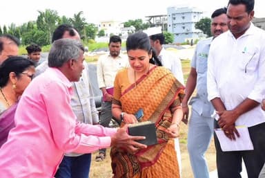 తంగళ్లపల్లి: రైతులకు టార్పాలిన్లు కచ్చితంగా అందజేయాలి:రాజన్న సిరిసిల్ల జిల్లా ఇంచార్జి కలెక్టర్ గరిమ అగ్రవాల్