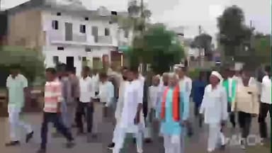 आठनेर: आठनेर में किसानों का प्रदर्शन, मक्का फसल को MSP पर खरीदने की मांग, तहसीलदार को सौंपा ज्ञापन