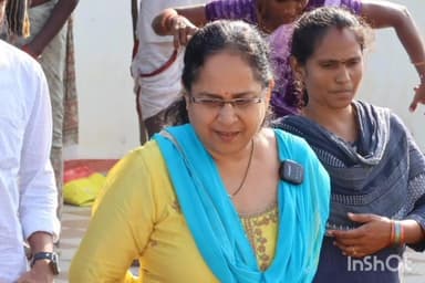 నెల్లిమర్ల: 'మోంధా'తుఫాను బాధితులకు రేషన్ సరుకుల పంపిణీ పాల్గొన్న నెల్లిమర్ల ఎమ్మెల్యే లోకం నాగ మాధవి