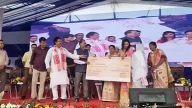 ছয়গাঁও: মুখ্যমন্ত্ৰী মহিলা উদ্যমিতা আঁচনিৰ চেক ল'বলৈ হাজাৰ হাজাৰ মহিলাৰ ভিৰ উপস্থিত মন্ত্ৰী চন্দ্ৰমোহন পাটোৱাৰী