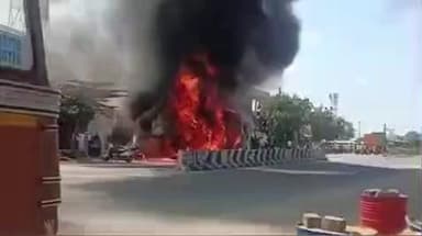 திருச்செங்கோடு: சங்ககிரி சாலையில் பிளைவுட் ஏற்றி வந்த லாரி தீ பிடித்து எரிந்ததால் பல இலட்சம் சேதமடைந்தன