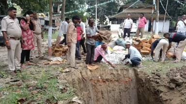 मेजरगंज: मेजरगंज थाना परिसर में अंचलाधिकारी की मौजूदगी में 1627.6 लीटर शराब नष्ट की गई