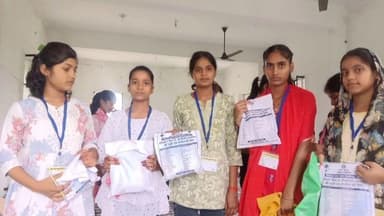 दरौली: दरौली में दिव्यांगों की सहायता हेतु प्रशिक्षण के बाद स्वयंसेवक को मेडिकल किट उपलब्ध कराया गया