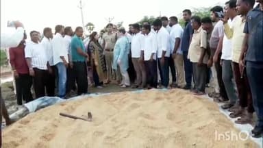 సైదాపూర్: సైదాపూర్ లో ఐకెపి ఆధ్వర్యంలో ఏర్పాటుచేసిన వరి ధాన్యం కొనుగోలు కేంద్రంలో తడిసిన ధాన్యాన్ని పరిశీలించిన మంత్రి పొన్నం