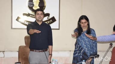 કતારગામ: કતારગામ સુરત જિલ્લા કલેકટર કચેરી ખાતે રાષ્ટ્રીય એકતા દિવસ નિમિત્તે સૌ અધિકારીઓ એકતા શપથ લીધા હતા.