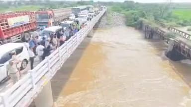 మున్నేరు వాగును పరిశీలించిన: కలెక్టర్ లక్ష్మీశా పోలీస్ కమిషనర్ రాజశేఖర్ బాబు