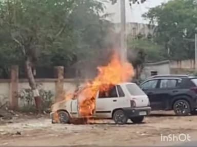 સાંતલપુર: આરટીઓ કચેરી નજીક અચાનક જ કારમાં આગ ભભૂકી ઉઠી,જાનહાની નહિ થતા રાહત