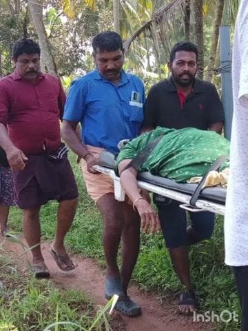 കുട്ടനാട്: തലവടിയിൽ സ്വകാര്യ വ്യക്തി വഴി കെട്ടിയടച്ചു  85 വയസ്സുള്ള കിടപ്പു രോഗിയെ സ്ട്രക്ച്ചറിൽ ചുമന്നത് അര കിലോമീറ്റർ