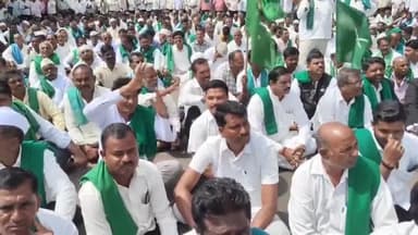 ಮೂಡಲಗಿ: ಕಬ್ಬಿಗೆ ನಿಗದಿತ ಬೆಲೆ ಘೋಷಿಸುವಂತೆ ಆಗ್ರಹಿಸಿ ಗುರ್ಲಾಪುರ ಕ್ರಾಸ್ ನಲ್ಲಿ ರೈತರಿಂದ ಬೃಹತ್ ಪ್ರತಿಭಟನೆ