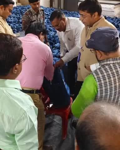 गोपालगंज: अंबेडकर भवन में सामग्री कोषांग का चुनाव, प्रेक्षक ने किया निरीक्षण, डीएम रहे मौजूद