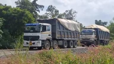 ଝାରସୁଗୁଡା: ବେଦାନ୍ତ କମ୍ପାନୀ ର ଭାରୀଯାନ ଚଳାଚଳ ଏବଂ ପାଉଁଶ ପରିବହନକୁ ବିରୋଧ କରି କୁମୁଡାପାଲି ରେ ରାସ୍ତାରୋକ କଲେ ଦଲକି ପଂଚାୟତବାସୀ