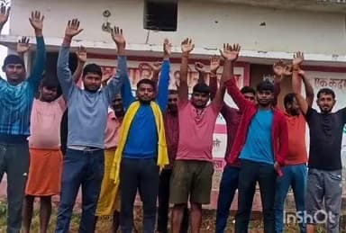 धनघटा: सुकरौली में बदहाल शौचालय और पंचायत भवन निर्माण की गुणवत्ता को लेकर ग्रामीणों का फूटा गुस्सा, किया प्रदर्शन