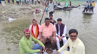 शाहगंज: पिलकिछा घाट पर गोमती नदी में छोड़े गए दो लाख मत्स्य बीज