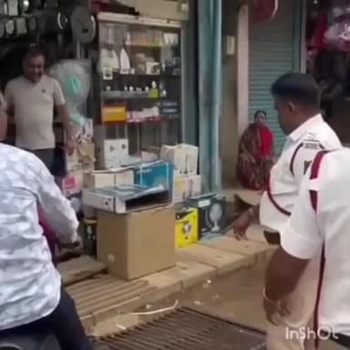 ರಾಣೇಬೆನ್ನೂರು: ಟ್ರಾಫಿಕ್ ಜಾಮ್ ಆಗದಂತೆ ವ್ಯಾಪಾರ ನಡೆಸಿ ನಗರದಲ್ಲಿ ಸಂಚಾರಿ ಪೊಲೀಸ್ ಠಾಣೆಯ ಅಧಿಕಾರಿಗಳಿಂದ ಸೂಚನೆ