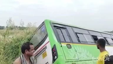 ନିମାପଡା: ସନ୍ତରସ ନିକଟରେ ଭାରଶ୍ୟାମ ହରାଇ ନଦୀକୁ ଖସିଲା ସରକାରୀ ବସ, ଅଳ୍ପକେ ବର୍ତିଲେ ଯାତ୍ରୀ