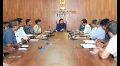 বৰপেটা: জিলা আয়ুক্ত কাৰ্যালয়ত মন্ত্ৰী ৰণজিৎ কুমাৰ দাসৰ সভাপতিত্বত আয়ুক্ত ৰোহণ কুমাৰ ঝাৰ উপস্থিতিত ৰাস পৰিচালনা সমিতি সমুহৰ সভা