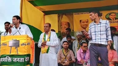 रघुनाथपुर: रघुनाथपुर के राजपुर खेल मैदान में पूर्व मंत्री तेज प्रताप यादव ने जनसभा को संबोधित किया