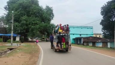 चैनपुर: चैनपुर साप्ताहिक बाजार: सवारी गाड़ियों की मनमानी, छतों पर यात्री ढोए जा रहे, दुर्घटना की आशंका