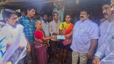 ಹೊನ್ನಾವರ: ವಿದ್ಯುತ್ ಲೈನ್ ಹರಿದು ಮೃತ ಪಟ್ಟಿದ್ದ ಕುಟುಂಬಕ್ಕೆ ಪಟ್ಟಣದಲ್ಲಿ ಜಿಲ್ಲಾ ಉಸ್ತುವಾರಿ ಸಚಿವ ಮಂಕಾಳು ವೈದ್ಯರಿಂದ ನೆರವು